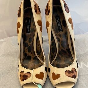New With Box! Dolce & Gabbana Cream Heart Print Peep-Toe Heels Leopard Sole 39